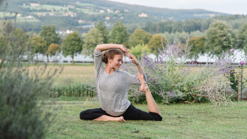 Eine Frau macht Yoga in der Natur