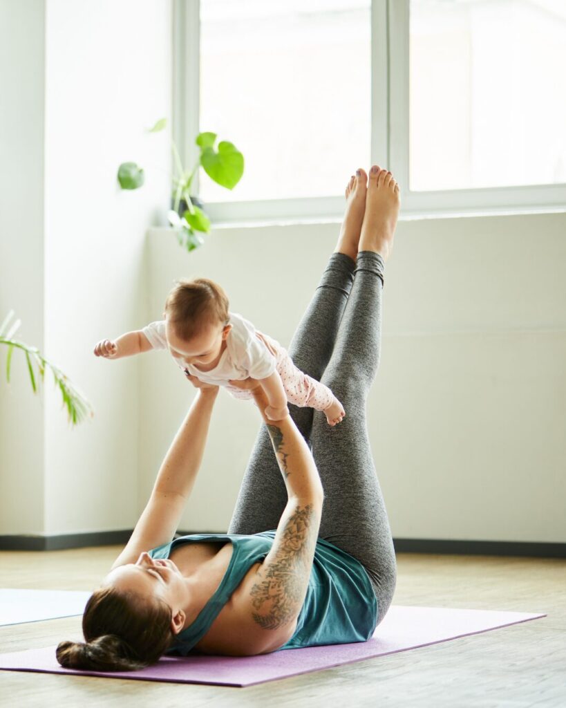 Mama und Baby machen Yoga