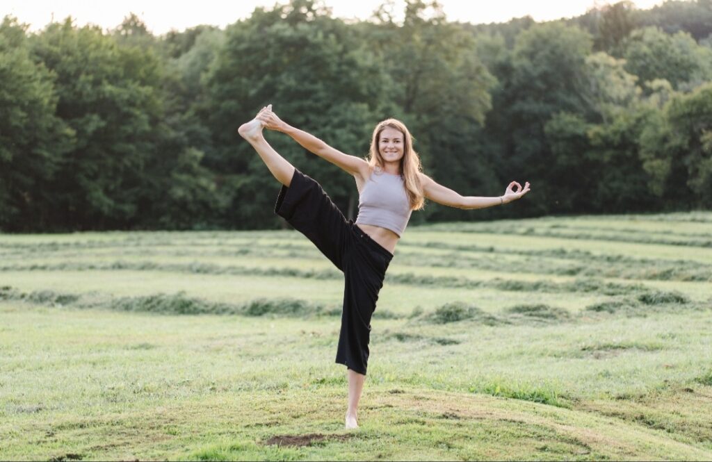 Eine Frau macht Yoga in der Natur
