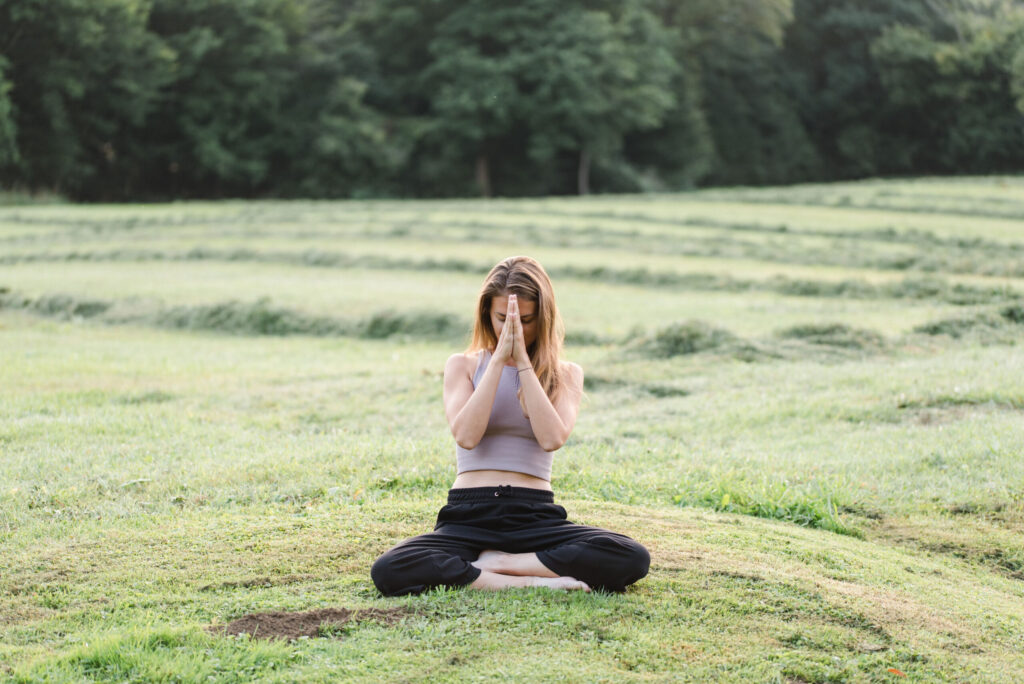 Eine Frau macht Yoga in der Natur