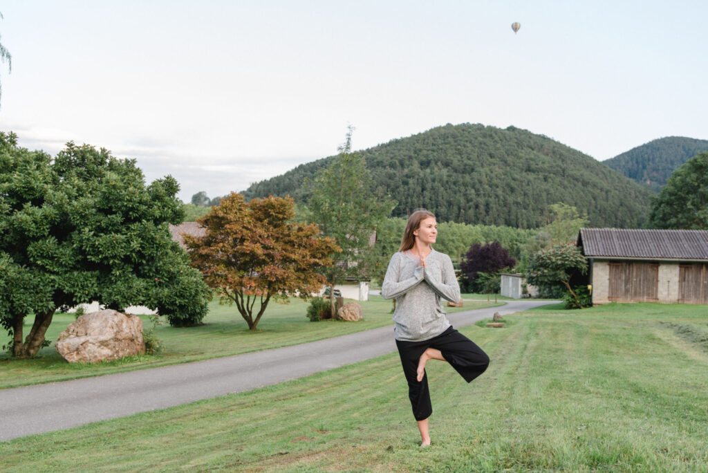 Eine Frau macht Yoga in der Natur