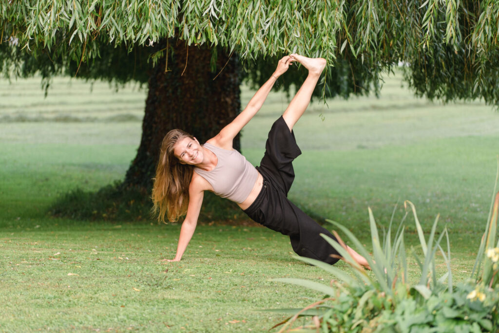 Eine Frau macht Yoga in der Natur.